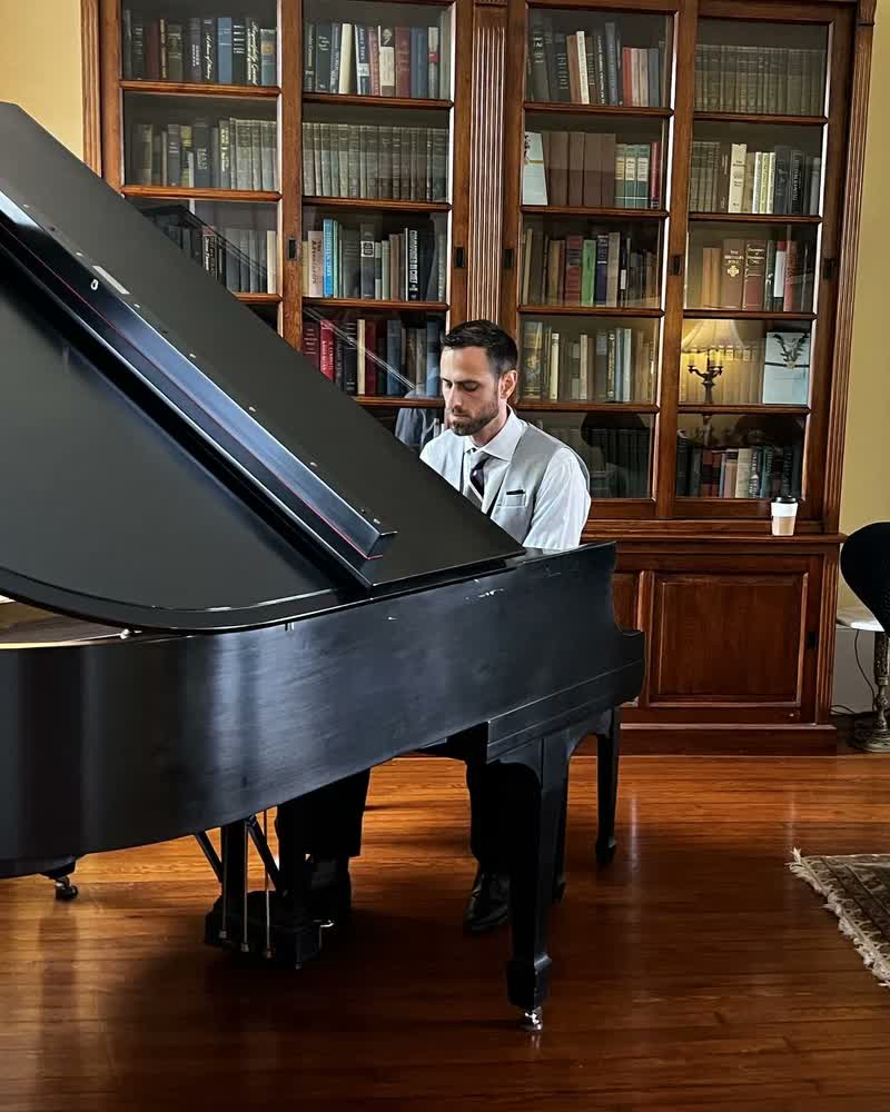 Andy Statler, piano and bandleader at the grand piano
